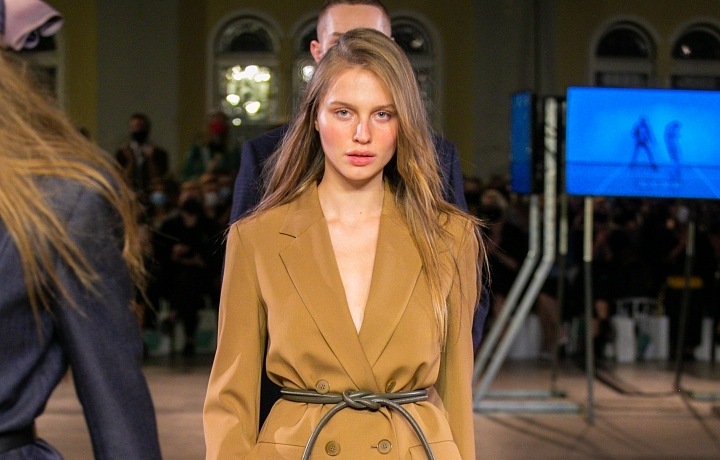 Žena v hnědém kostýmku Pietro Filipi