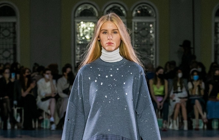 Žena v kombinovaném outfitu od Jakuba Polanky 
