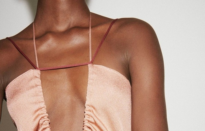 Žena v lososových šatech Victoria Beckham