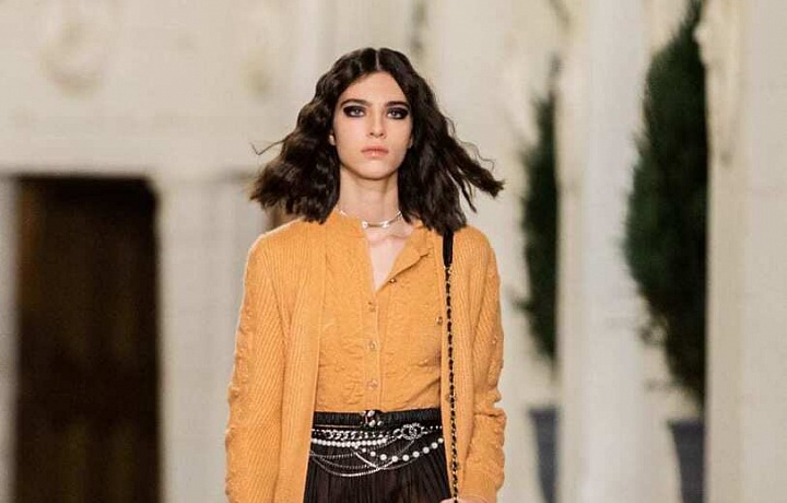 Žena v černém modelu Chanel Métiers d’art 2020/21