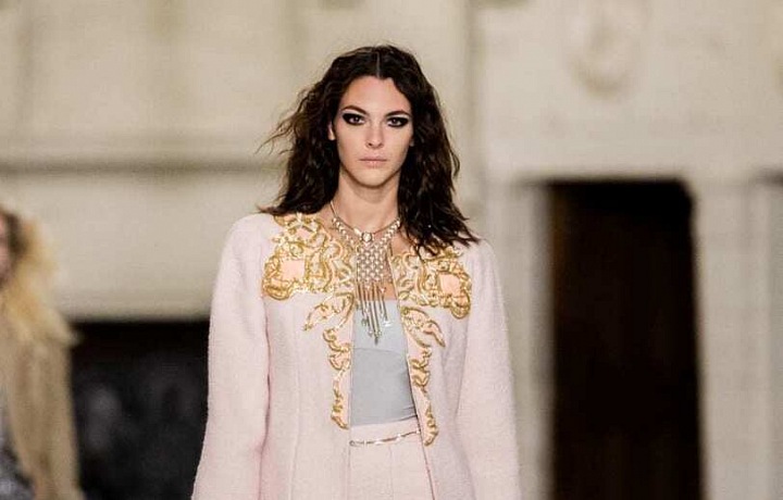 Žena v modelu Chanel Métiers d’art 2020/21