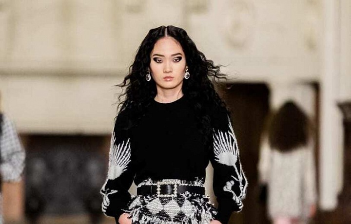 Žena v modelu Chanel Métiers d’art 2020/21