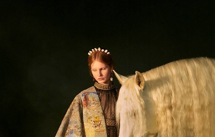 Žena v modelu Dior Spring 2021 Couture