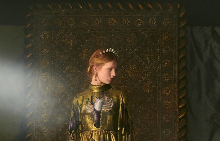 Žena v modelu Dior Spring 2021 Couture