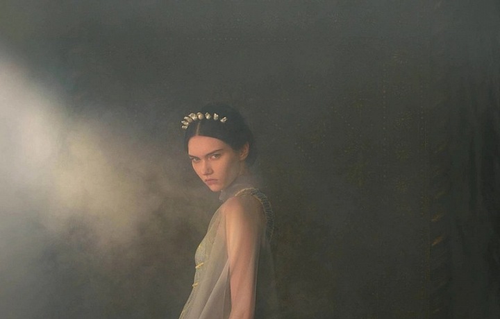 Žena v modelu Dior Spring 2021 Couture