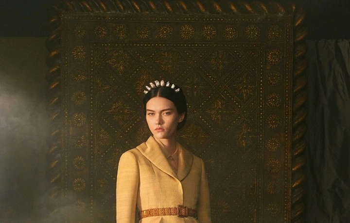 Žena v modelu Dior Spring 2021 Couture