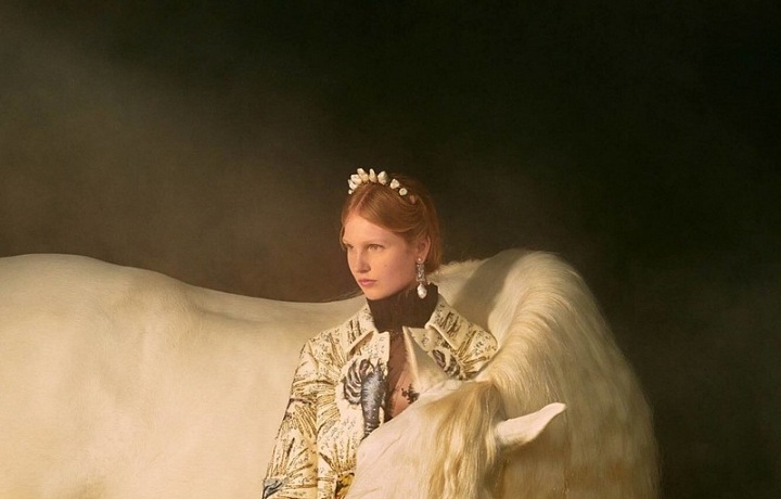 Žena v modelu Dior Spring 2021 Couture