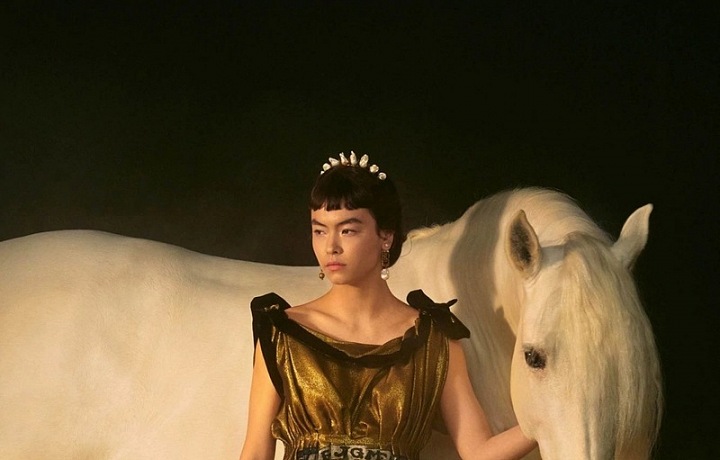 Žena v modelu Dior Spring 2021 Couture