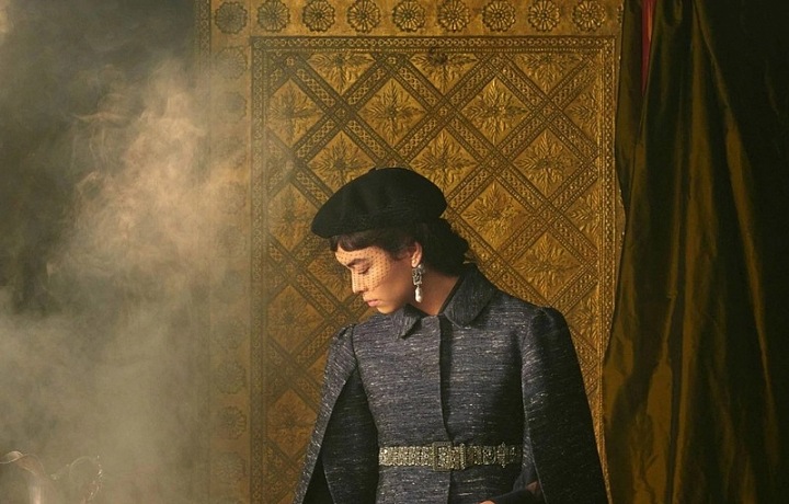 Žena v modelu Dior Spring 2021 Couture