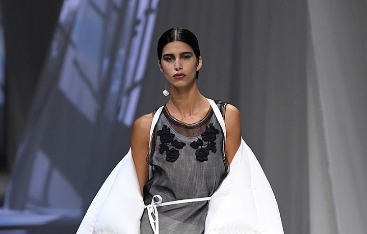 Žena v modelu Fendi SS2021