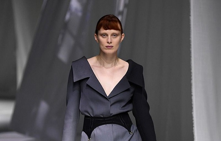 Žena v modelu Fendi SS2021