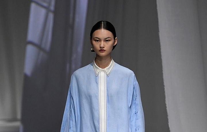 Žena v modelu Fendi SS2021