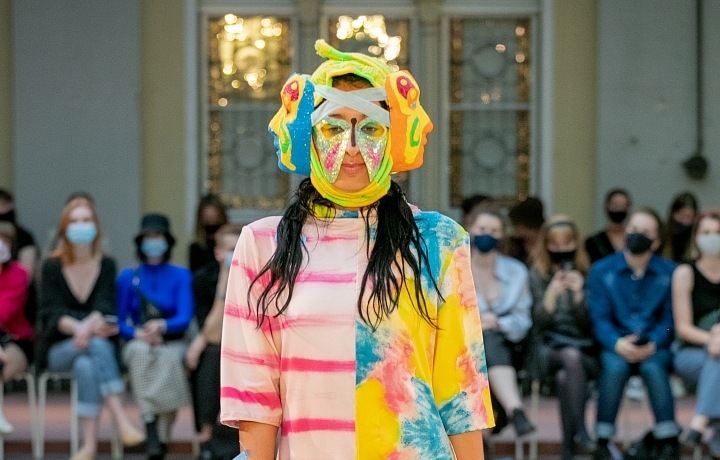 Žena v modelu od Dominiky Kozákové