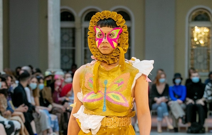 Žena v modelu od Dominiky Kozákové