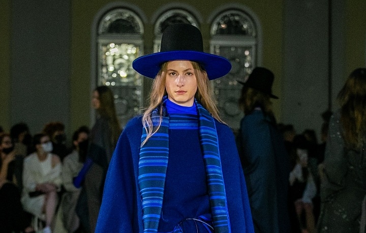 Žena v modro-pruhovaném outfitu od Jakuba Polanky 