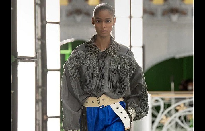 Žena v modrých šortkách a šedém topu Louis Vuitton SS2021