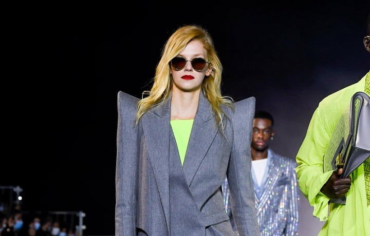 Žena v obleku Balmain SS2021