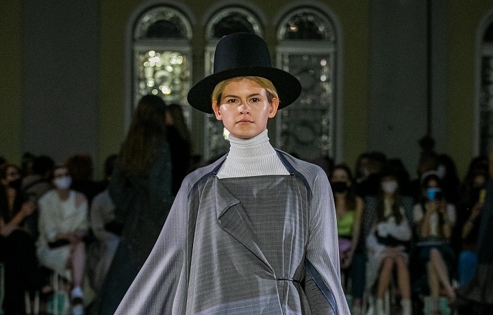 Žena v šedém outfitu s kloboukem od Jakuba Polanky 