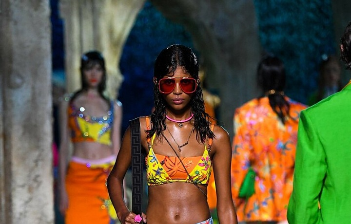 Žena v plavkách Versace SS2021