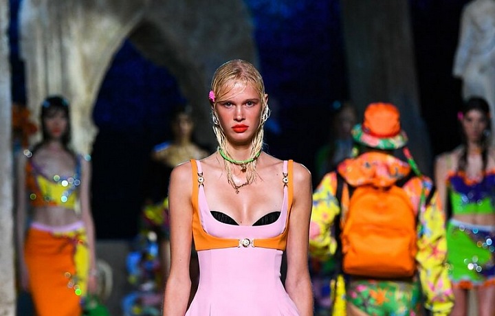 Žena v růžových mini šatech Versace SS2021