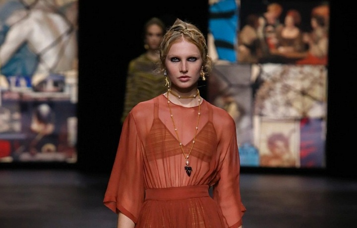 Žena v šatech Dior SS2021