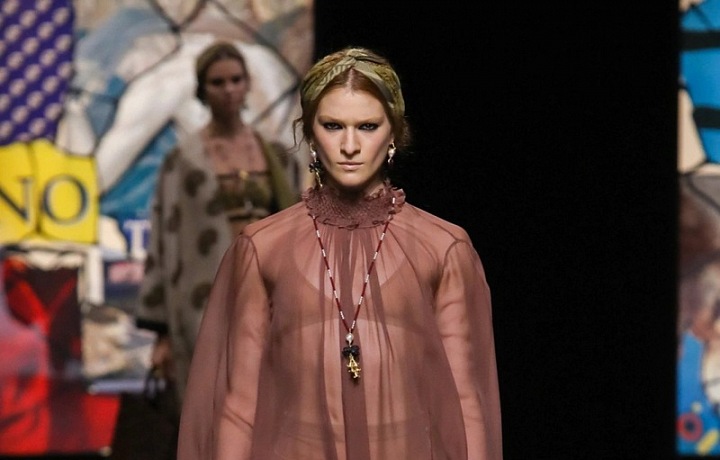 Žena v šatech Dior SS2021