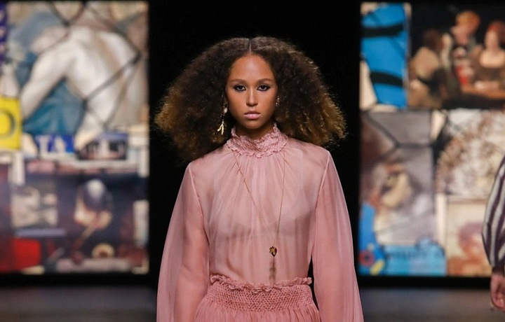 Žena v šatech Dior SS2021