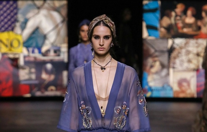 Žena v šatech Dior SS2021