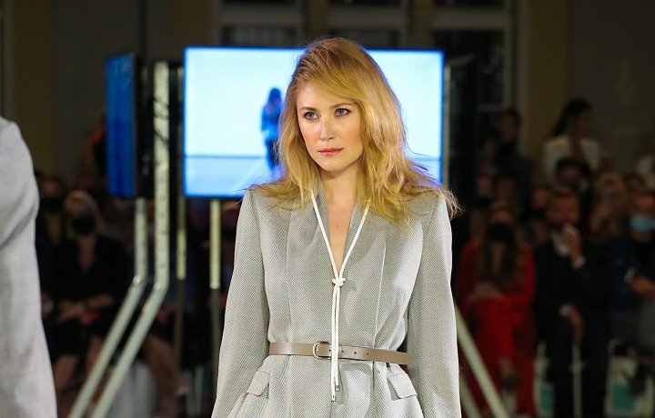 Žena v šedém kostýmku Pietro Filipi