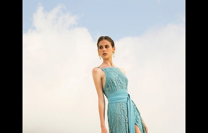 Žena v tyrkysových šatech Elie Saab SS2021