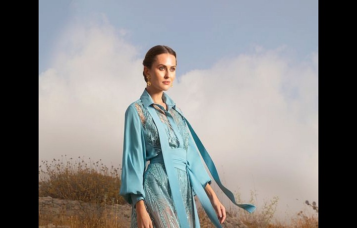 Žena v tyrkysových šatech Elie Saab SS2021