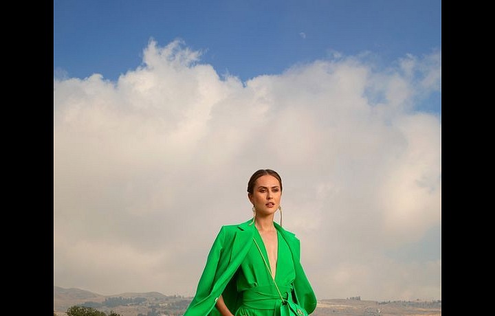 Žena v zeleném overalu Elie Saab SS2021