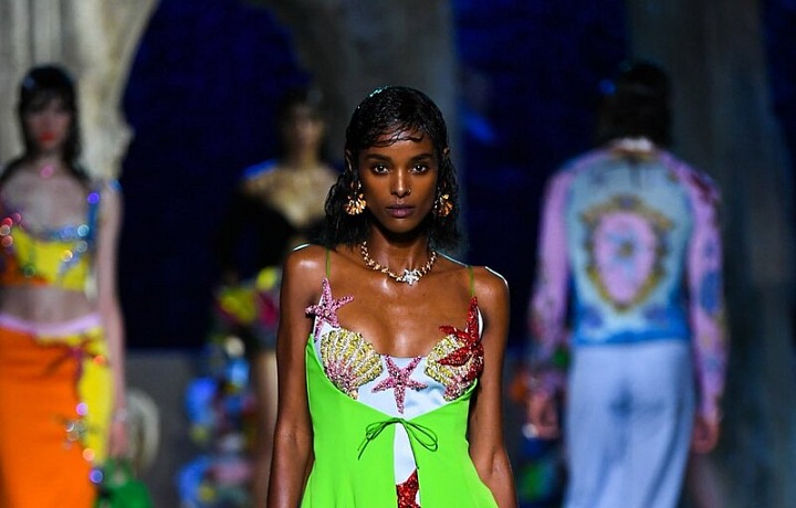 Žena v zelených mini šatech Versace SS2021