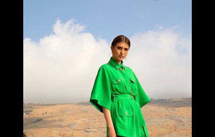 Žena v zelených šatech Elie Saab SS2021