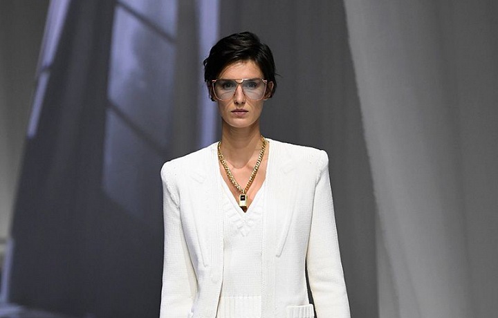 Žena ve světlém kostýmku Fendi SS2021