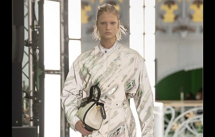 Žena ve světlém modelu Louis Vuitton SS2021