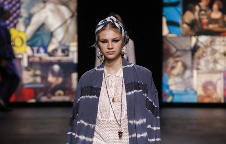 Žena ve světlých šatech Dior SS2021