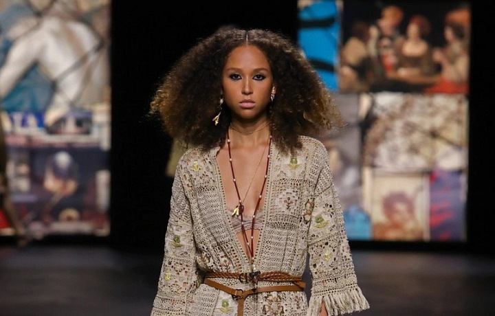 Žena ve světlých šatech Dior SS2021