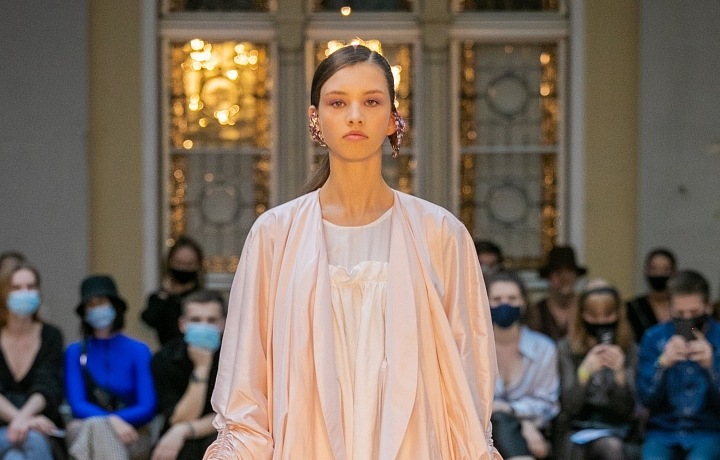 Žena ve světlých šatech od Natalie Dufkové