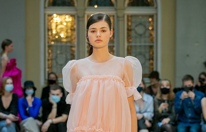 Žena ve světlých šatech od Natalie Dufkové