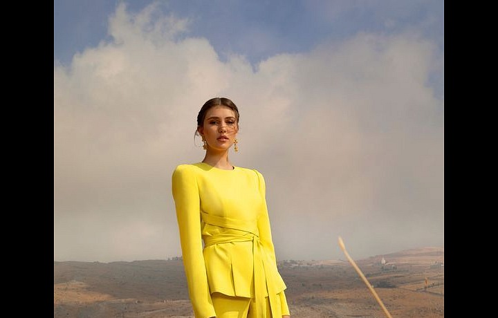 Žena ve žlutém obleku Elie Saab SS2021