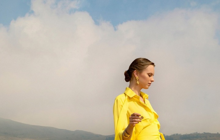 Žena ve žlutých šatech Elie Saab