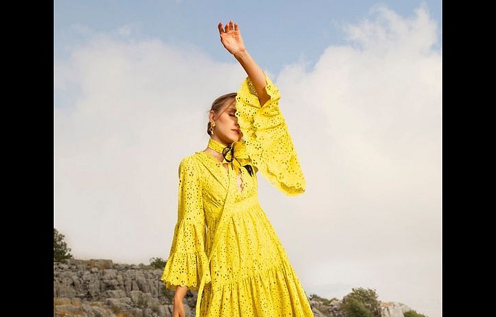 Žena ve žlutých šatech Elie Saab SS2021