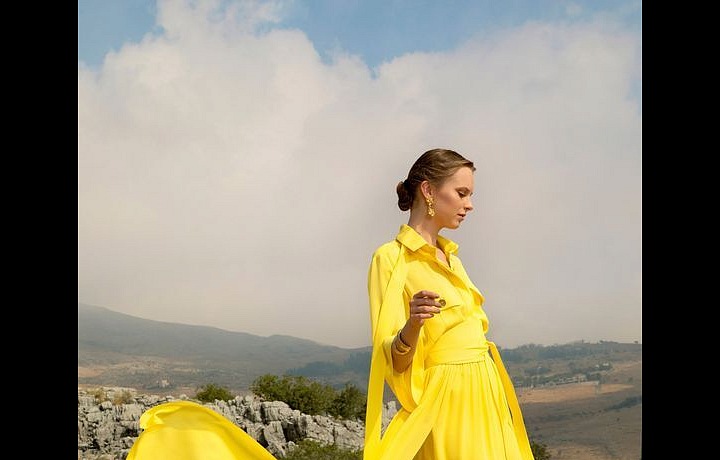 Žena ve žlutých šatech Elie Saab SS2021
