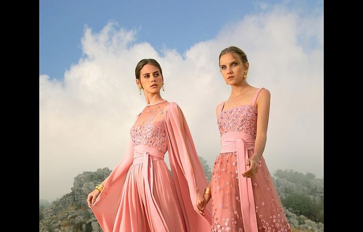 Ženy v růžových šatech Elie Saab SS2021