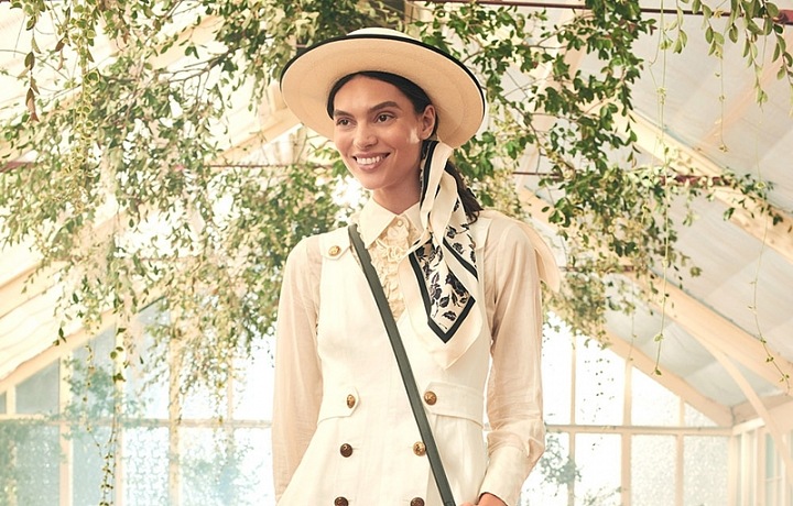 Modelka v bílých šatech Zimmermann