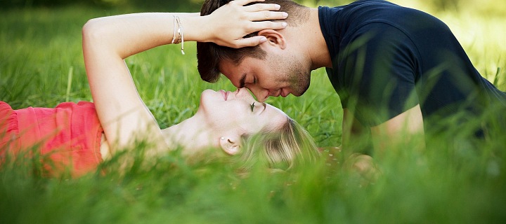 Zamilovaný pár v trávě. 
