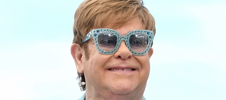 Elton John v modrém obleku