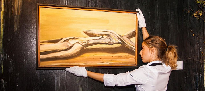 lustrační obrázek: Žena drží obraz