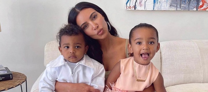 Kim Kardashian s dvěma nejmladšími dětmi - Chicago a Psalm